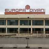 Il salottificio �Europa divani�, la cui targa arancione sovrasta un palazzo bianco e vuoto 